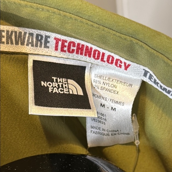 The North Face Women’s Medium Green Fitted Short Sleeve Notched Collar Shirt - Picture 2 of 5